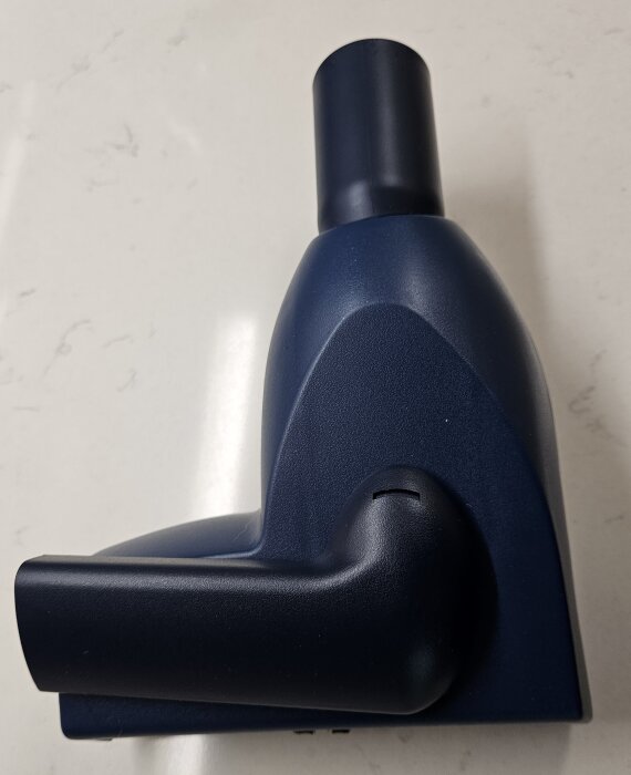 Blått dammsugarverktyg med turbinborste från Electrolux bilvårdskit, liggande på en ljus yta.