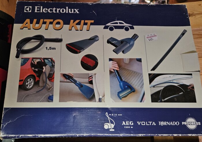 Förpackning av Electrolux Auto Kit för bilvård med olika dammsugarmunstycken och bilder som visar användning i bilinteriör.