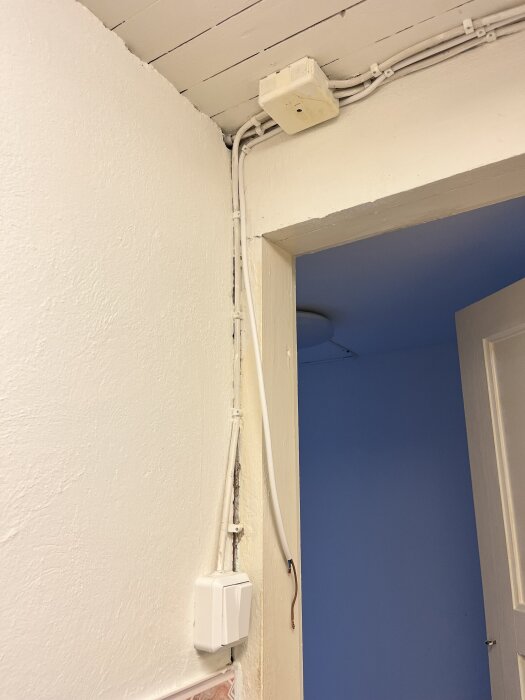 Lös kabel bredvid väggbrytare och kopplingsdosa, kopplat till fläkt. Diskussion om neutral ledare och funktionalitet av fläktens start/stopp.