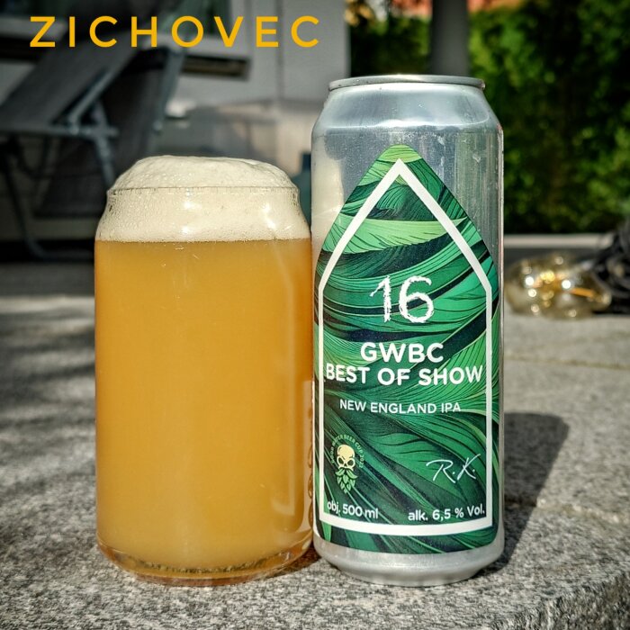 En burk och ett glas ljus, skummande New England IPA-öl, märkt "GWBC Best of Show", på ett bord utomhus.