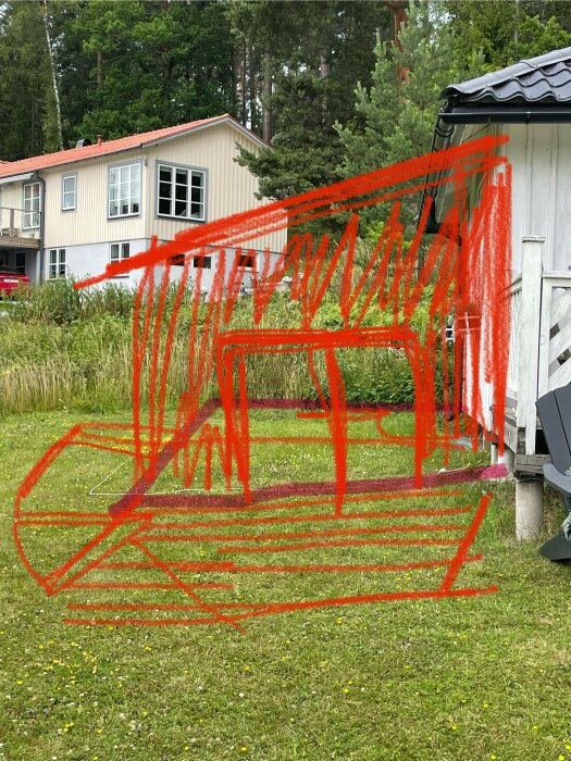 Skiss av utbyggnad med snetak i röd färg vid en sommarstuga, markerad med två trappsteg ned från den nuvarande delen och omgiven av grönska.