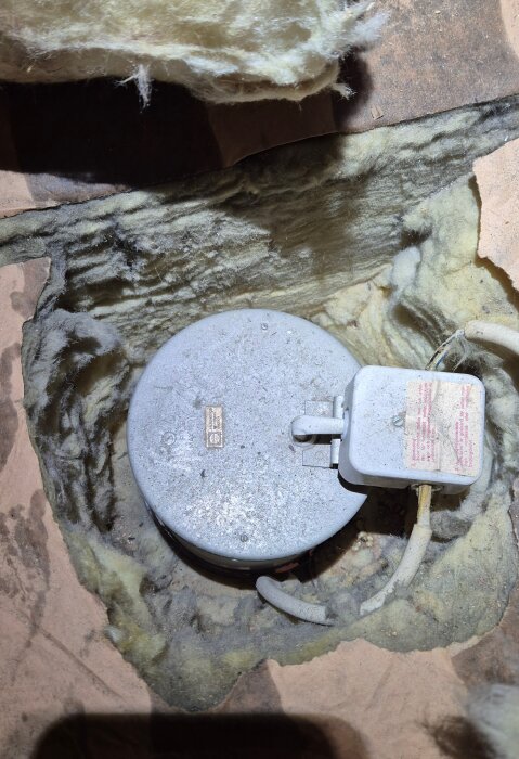 Lampa på vind med ångspärr och isolering runt, kablar syns.