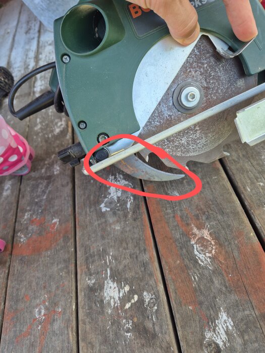 Äldre cirkelsåg med markerad justerbar del.