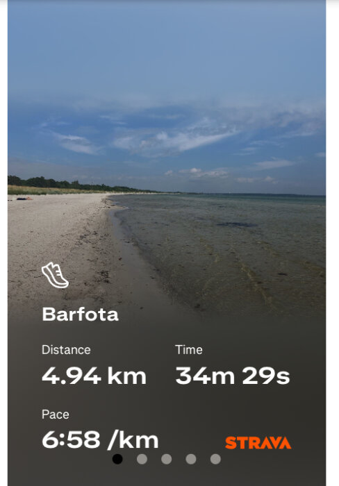 En strand med havet till höger och blå himmel. Strava-löpresultat visar 4,94 km på 34m 29s med snitt 6:58/km.