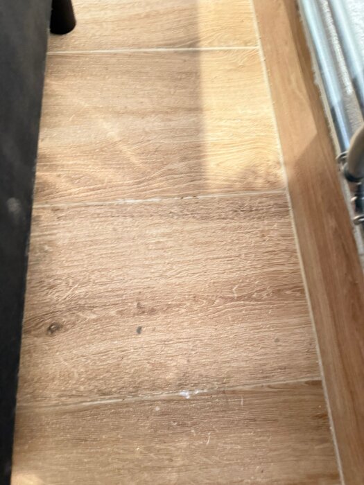 Klinkergolv och list med tecken på kondens i källare byggd 1950.