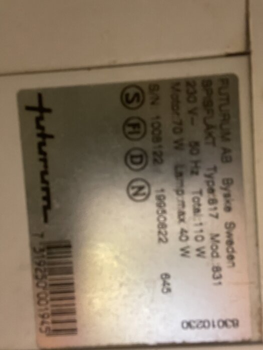 Etikett på en Futurum köksfläkt, visar modell 831 och specifikationer som spänning 230 V, effekt 110 W samt serienummer och typbeteckning.