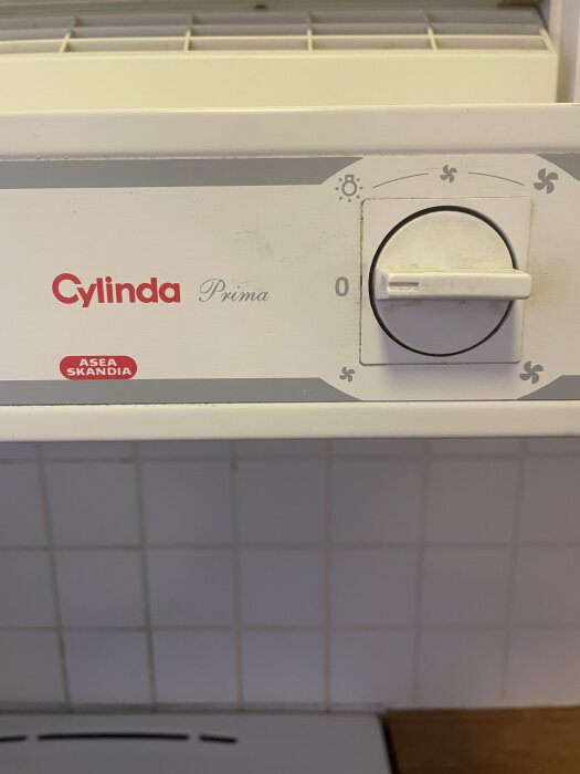 Reglagepanelen på en Cylinda Prima köksfläkt med en vridknapp inställd på läge 0.