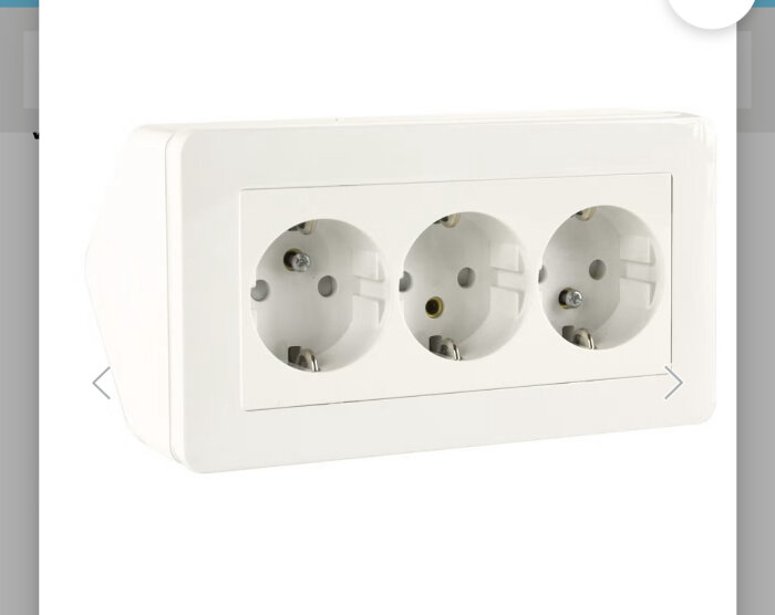Vitt 3-vägs vägguttag av plast, liknande ett Schneider IP21, sett snett framifrån.