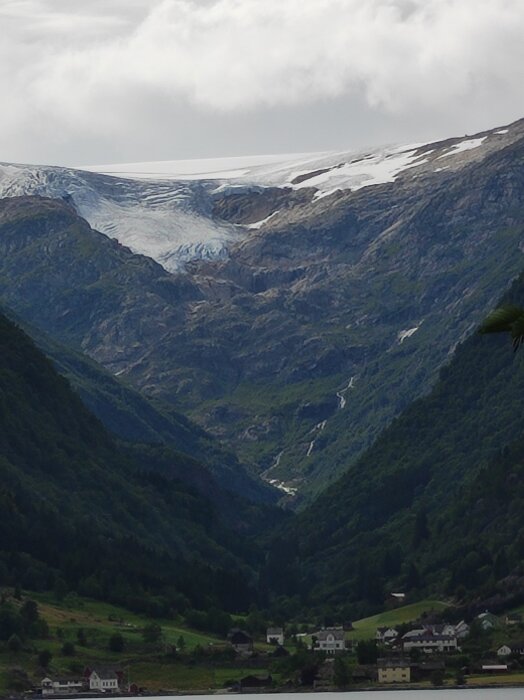Norsk fjord och berglandskap med glaciär och vattenfall nära Geilo, Hadangervidda, Norge.