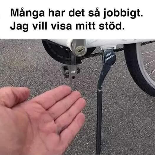 En hand sträcker sig mot ett cykelstöd på en cykel, med texten "Många har det så jobbigt. Jag vill visa mitt stöd." i bilden.