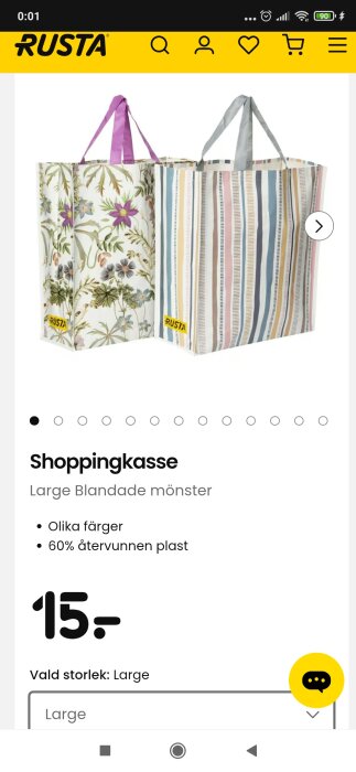 Två stora shoppingkassar från Rusta med blommigt och randigt mönster visas, gjorda av 60% återvunnen plast.
