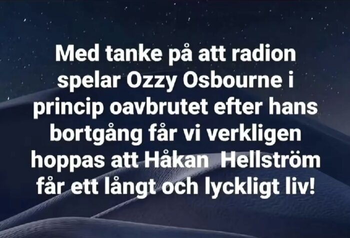 Text om radio som spelar Ozzy Osbourne efter hans bortgång och önskan om långt liv för Håkan Hellström. Bakgrund med stjärnhimmel och sanddyner.