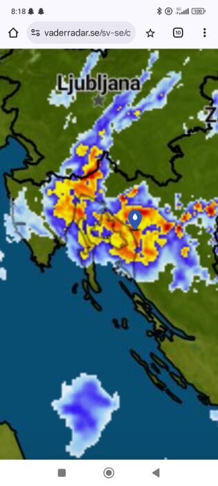 Väderkarta över Ljubljana med tät nederbörd markerad i gula och röda fält.