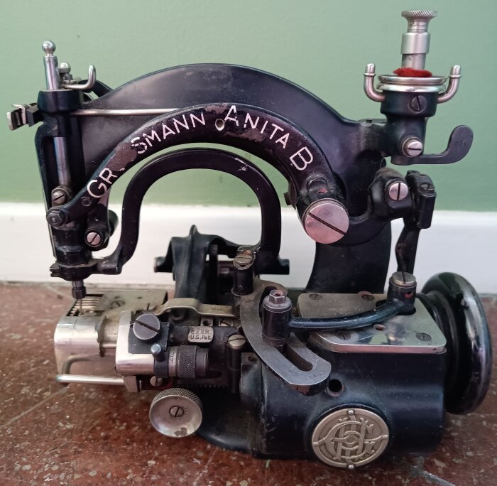 Hattsymaskin från sekelskiftet, remdriven och detaljerad design.