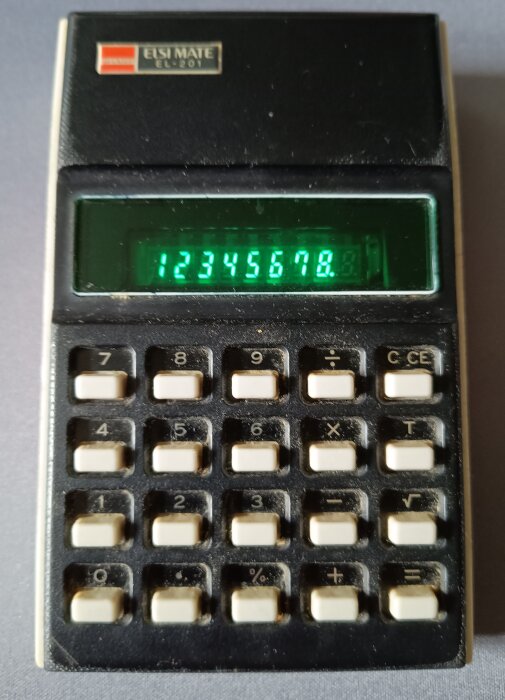 Äldre miniräknare med gröna diodlampor istället för lcd-display, visar siffror 1 till 8.