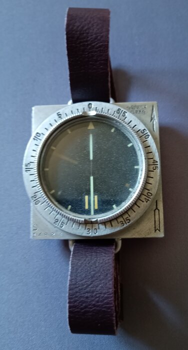Finsk Suunto-armekompass med brun rem, använd under Vinterkriget, tillverkad mellan 1936 och 1944.
