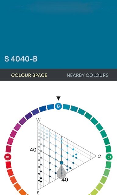 Färgdiagram visar kulören S4040-B med fokus på blåa toner, omgiven av färgspektrum och en färgtriangel.