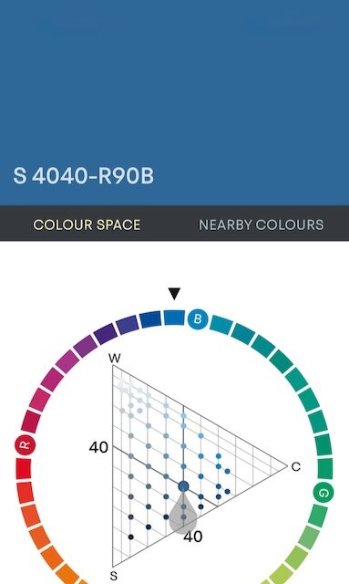 Färgkarta som visar NCS-koden S4040-R90B med färghjul och placering i färgrymden.