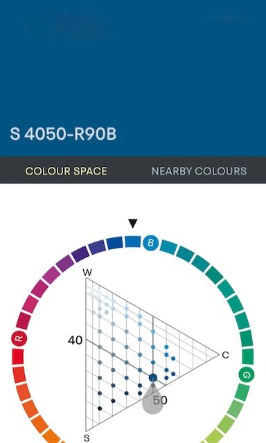 Färgguide med nyansen S 4050-R90B visas, med färgtriangel och cirkulär färgskala för nyansen "dalablå" enligt inlägget.