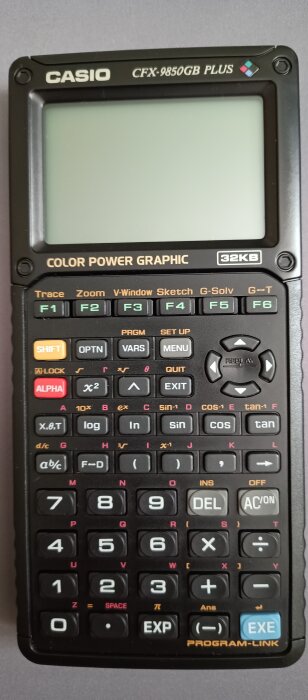 Programmerbar räknare Casio CFX-9850GB PLUS med färgskärm och många funktionsknappar, inklusive algebraiska och trigonometriska funktioner.