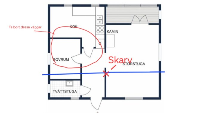 Planlösning av fritidshus med markerade väggar att riva för att utöka köket. "Skarv" och linje visar potentiell balkposition.