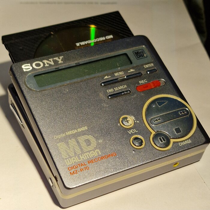 Sony MD-spelare MZ-R70 med digital inspelning, liggande på ett bord.