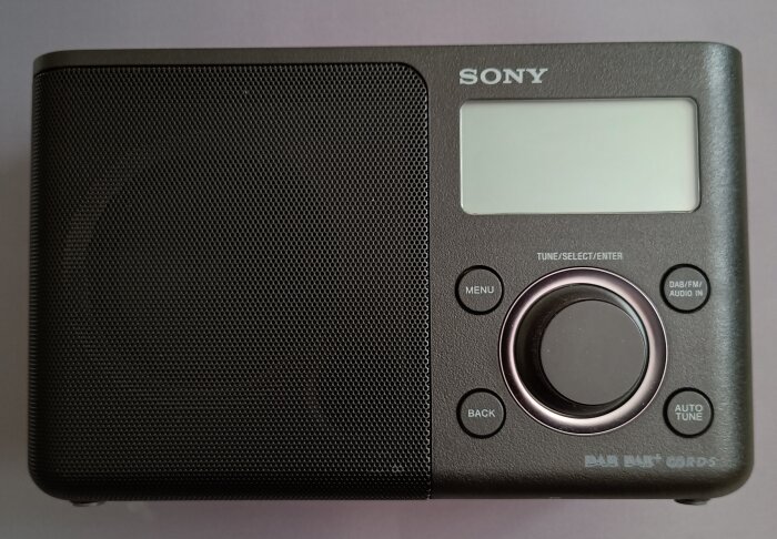 DAB-digitalradio av märket Sony med grå front och flera knappar, avsett för mottagning av digitala sändningar i vissa svenska städer.