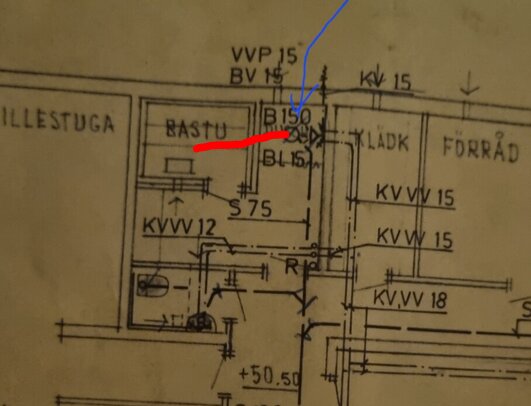 Ritning över ett hus med bastu och golvbrunn markerad med blå pil, visar kopplingar och anslutningar för spygatt.