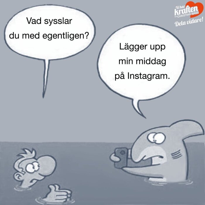 En tecknad haj tar en selfie medan en människa simmar bredvid. Text: "Vad sysslar du med egentligen?" "Lägger upp min middag på Instagram.