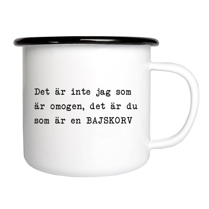 Vit emaljmugg med texten "Det är inte jag som är omogen, det är du som är en BAJSKORV" i svart tryck.