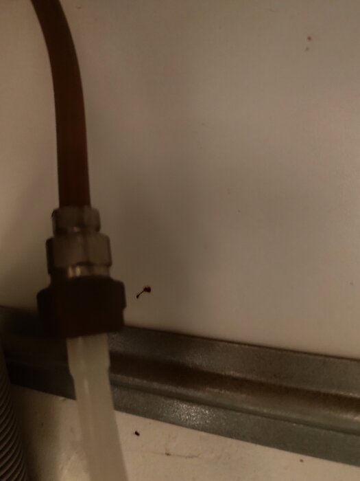 Röranslutning under diskbänk för diskmaskinanslutning.