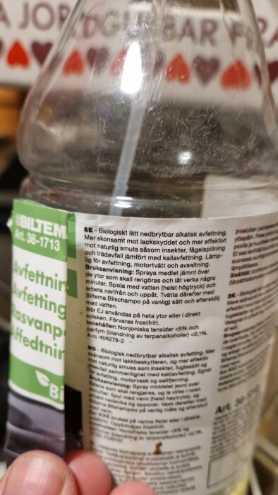Flaska med Biltemas biologiskt nedbrytbara avfettning med etikett där bruksanvisning och innehållsdeklaration är synlig.