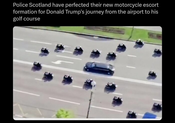 En korteger med många motorcyklar eskorterar en svart bil på en väg.