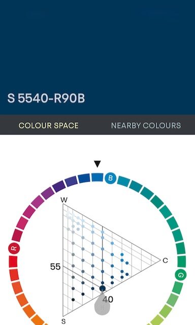 Färgpalett med berlinerblå nyans S5540-R90B visas, med färgtriangel och cirkel för angränsande färger inom färgkoordinatsystemet.