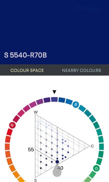 Färgpalettvisning av S 5540-R70B med ett färggrafdiagram och en färghjul urval på en smartphone-skärm.