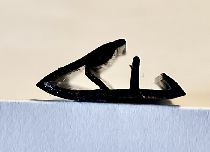 Tätningslistprofil, sedd från sidan, visar en 20 mm bred list med en del som skjuts in i en skåra.