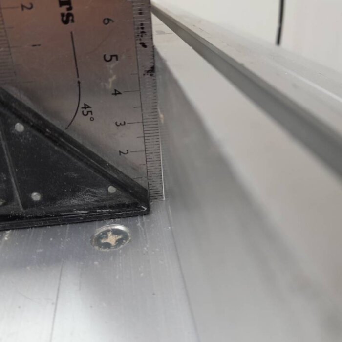 Anhåll på Festool sänksågbord, snett mot kapskiva. Visar avvikelse i höjd med gradskiva och linjal.