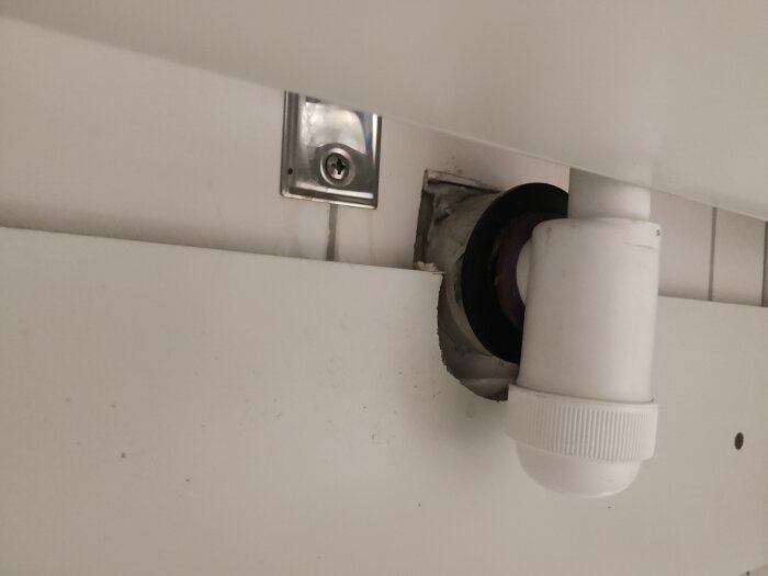 Läcka under handfat med synligt vattenlås och röranslutning vid väggen i ett badrum.