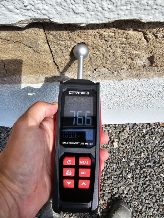 Fukthaltmätare visar 76,6% vid en sprucken vägg.