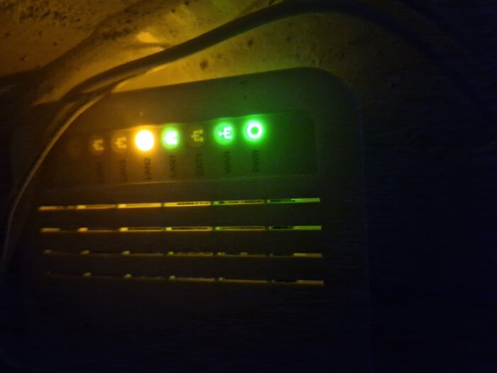 Router med lysande lampor, gul på LAN2 och grön på PWR. Lamporna visar anslutningar och driftstatus, kopplat till inlägg om nätverksproblem.
