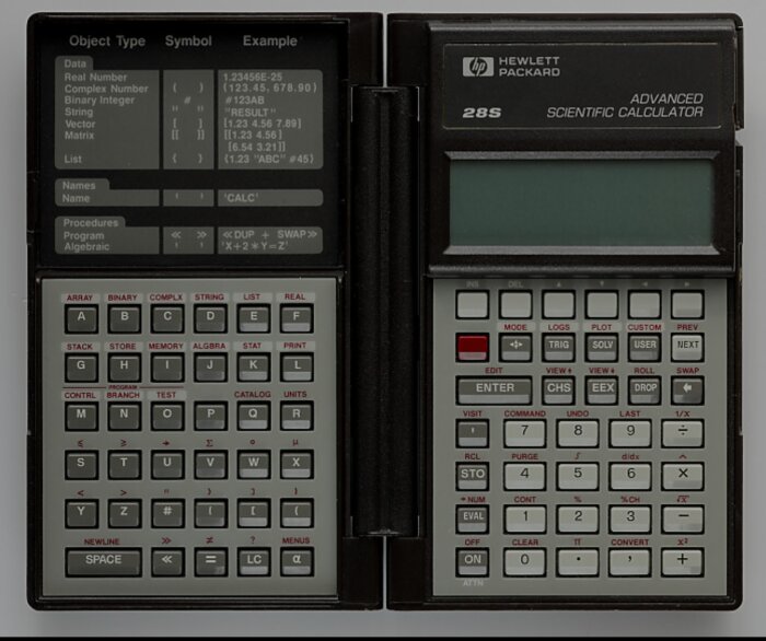Vintage HP 28S vetenskaplig kalkylator med många knappar och funktioner, uppvikt på mitten med display och tangentbord synligt.