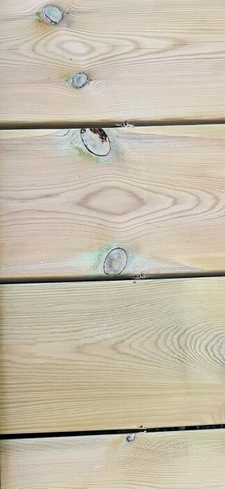 Träplankor med olika ådringar och kvistar, visar variation i utseende trots användning av samma verktyg.