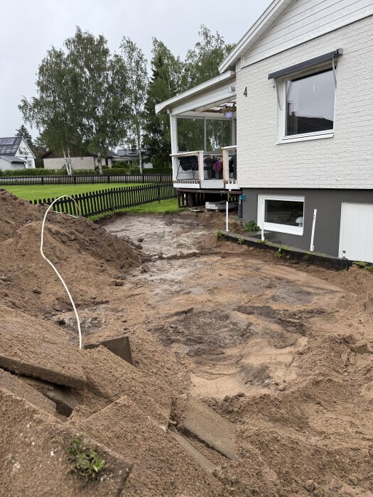Uppfart grävd till rätt djup, gamla markplattor och gräsmatta borttagna, redo för nästa byggsteg.