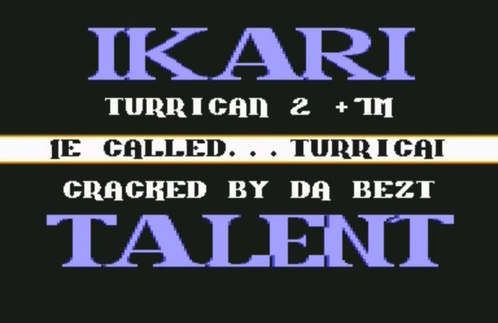 Skärmbild av ett introskärmsmeddelande för spelet Turrican 2 på C64, med text om gruppen IKARI och spelet som crackats av TALENT.