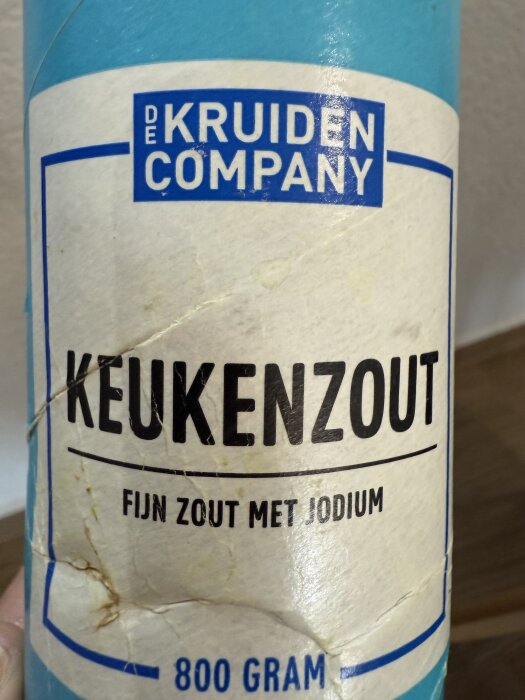 Förpackning med "Keukenzout", 800 gram jodberikat fint salt från "De Kruiden Company".