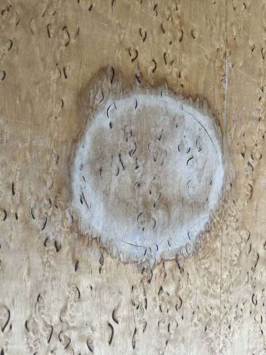 Skadat träbord med synliga fläckar och skador från fukt.