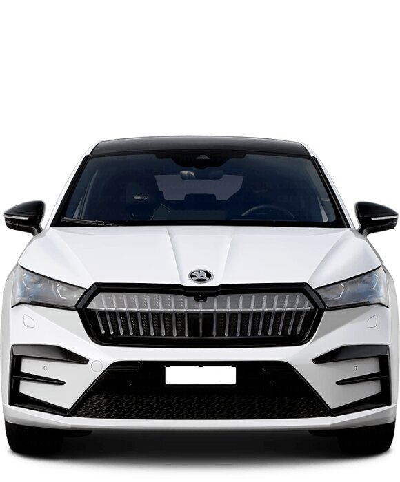 En vit Skoda Enyaq med stor frontgrill sedd framifrån.