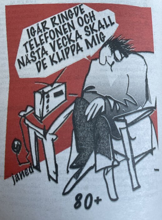 Tecknad man i fåtölj bredvid radio, text: "Igår ringde telefonen och nästa vecka skall de klippa mig", märkt "janed" och "80+".
