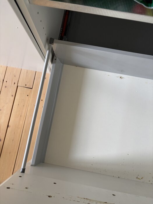 Närbild av en lådfront från Myresjökök, visar insidan och justeringsmöjligheter, i behov av justering för att undvika kontakt med diskmaskin.