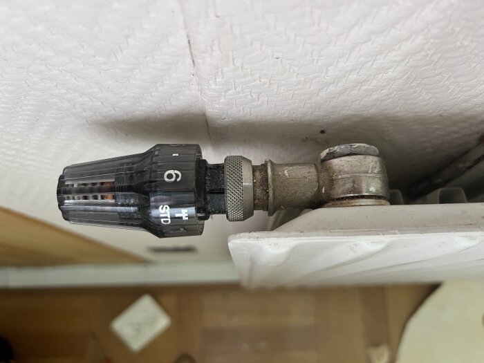 AGA-radiatorventil med röd märklapp och synlig insexskruv, används i Mockfjärds Elementhus från 1969 med 1-rörsystem.